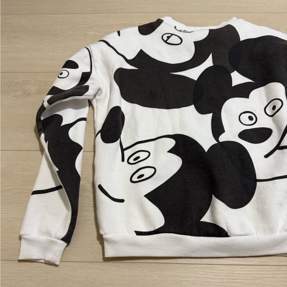 ✨Disney Artist Series Unique Black White Mickey Sweater - Picture 10 of 12